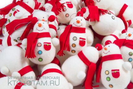 Набор елочных игрушек из войлока ручного валяния, снеговик в шарфе и звезда с декоративными пуговицами