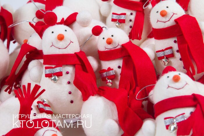 Набор елочных игрушек из войлока ручного валяния, снеговик в шарфе и звезда с декоративными пуговицами
