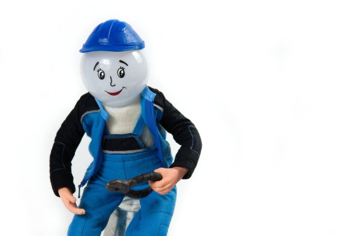 корпоративная кукла-ночник из войлока в виде стилизованных персонажей теплоэнергетиков и сантехников с логотипом