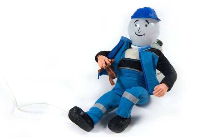 корпоративная кукла-ночник из войлока в виде стилизованных персонажей теплоэнергетиков и сантехников с логотипом
