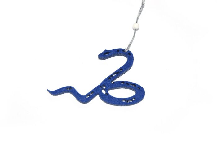 сувенир змейка из фетра, силуэтная елочная игрушка, промо-сувенир из фетра