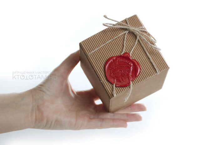 крафтовая коробка для новогоднего подарка с сургучной печатью "ручная работа 100% шерсть", упаковка на заказ