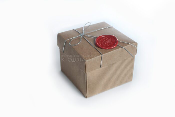 коробка из крафтового картона с сургучной печатью, сургуч с логотипом