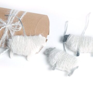 елочная игрушка "овечка" натуральный войлок и шерстяная нить