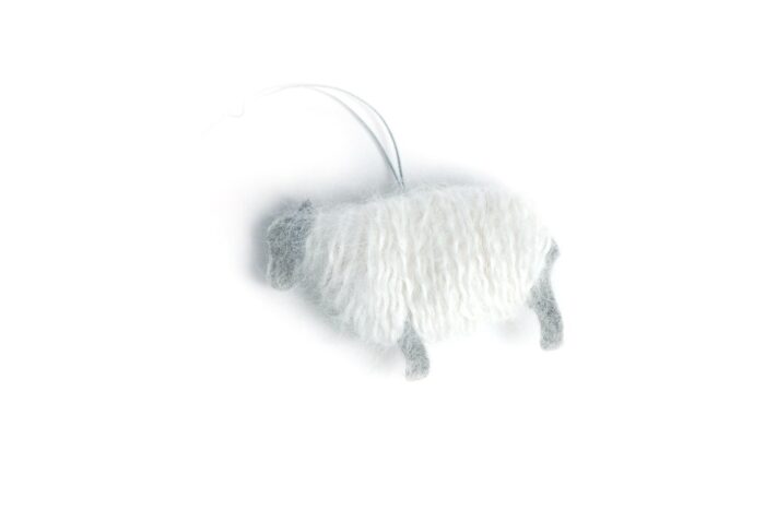 елочная игрушка "овечка" натуральный войлок и шерстяная нить
