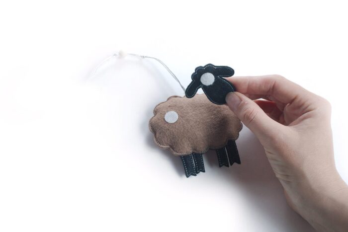 елочные игрушки "барашки" из войлока ручной работы, подарок символ года 2015