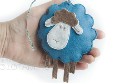 сувенир елочная игрушка символ года из фетра овечка с логотипом