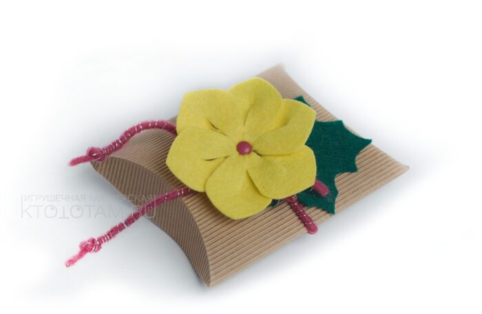 подарочный декор коробок к 8 марта, фетровые цветы для упаковки