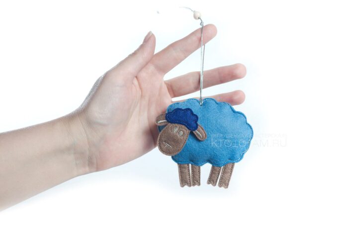 елочная игрушка "овечка" символ года из войлока