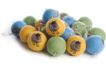 сувенир антистресс снежок из войлока ручного валяния с вышивкой