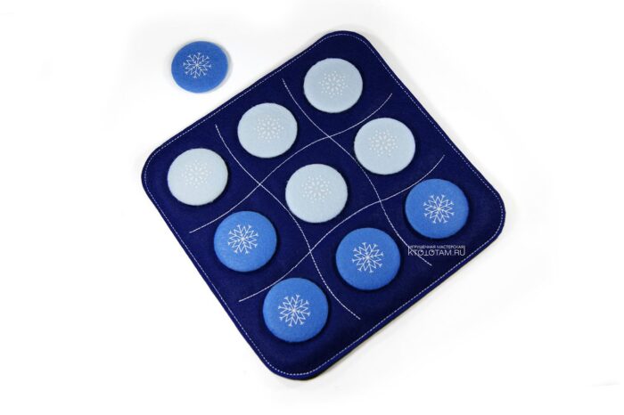 магнитная игра "крестики нолики" со снежинками в синей гамме на заказ логотипом