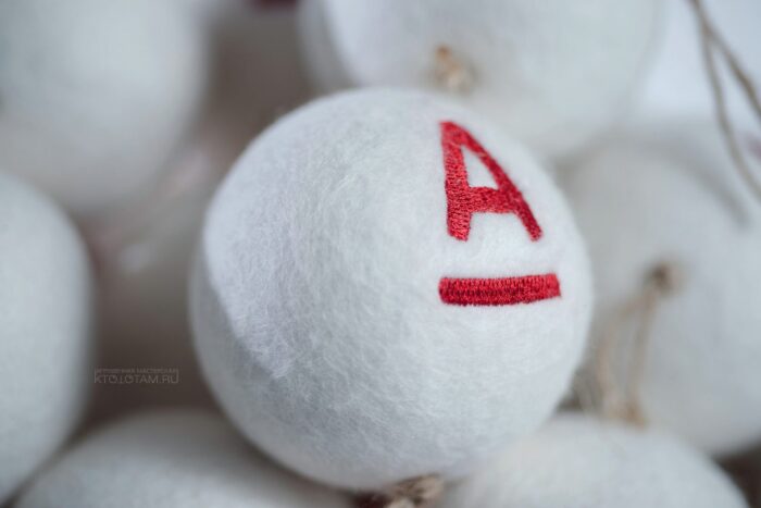 шары снежки из войлока ручного валяния с логотипом на заказ оптом