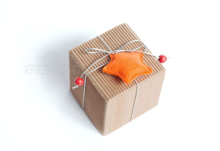 крафтовая коробка для новогоднего подарка с фетровой игрушкой, игрушки из фетра на заказ