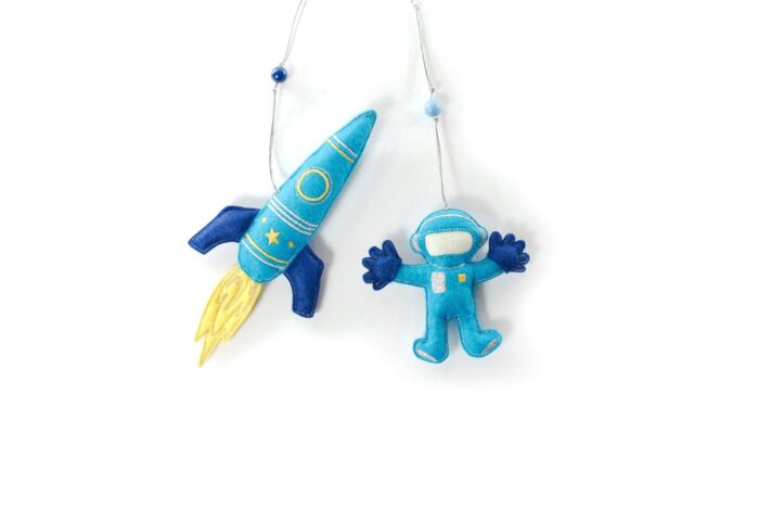 ракета и космонавт, космические сувениры, сувенирный набор елочных игрушек на тему космос, сувениры из фетра ручной работы
