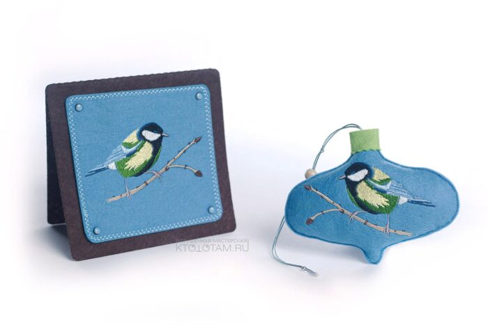 корпоративный подарочный набор, открытка из фетра и елочный шар "зимние птицы" с логотипом, фетровые сувениры на какза