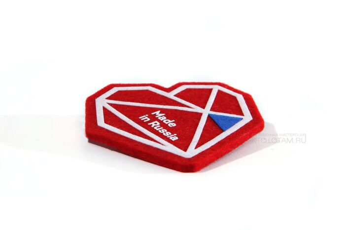 значок с логотипом, с печатью и аппликацией для выставки полигональное сердце по дизайну заказчика