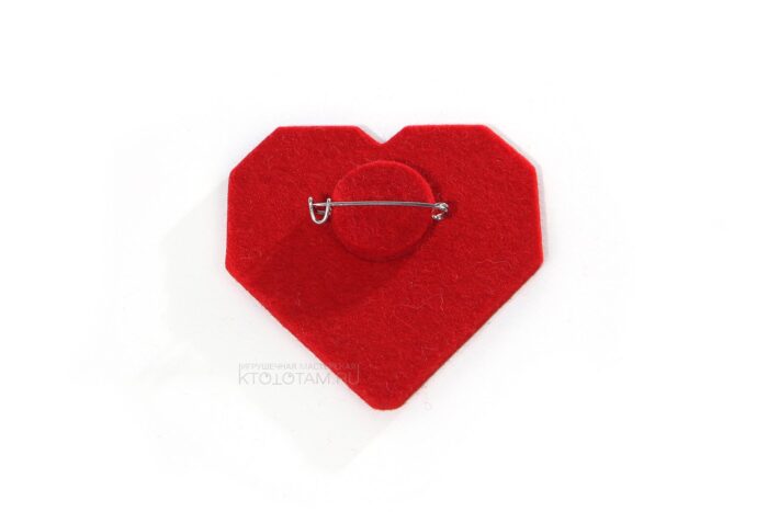значок с логотипом, с печатью и аппликацией для выставки полигональное сердце по дизайну заказчика