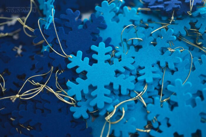 снежинка из войлока елочная игрушка, фетровая снежинка, елочная игрушка из листового войлока, фигурка из фетра на заказ с логотипом