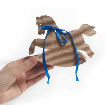 картонная коробка в виде лошадки для небольшого подарка коробка лошадка