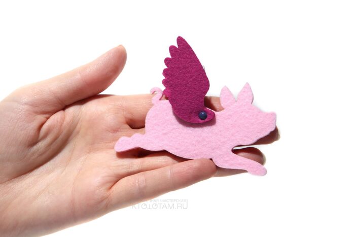 ёлочная игрушка из фетра свинка Пегасус с подвижными крыльями