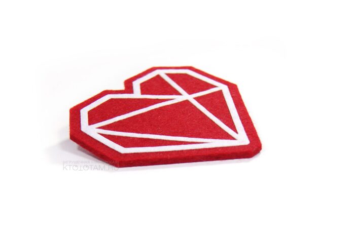 значок для выставки полигональное сердце по дизайну заказчика