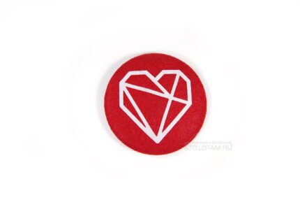 значок для выставки полигональное сердце по дизайну заказчика