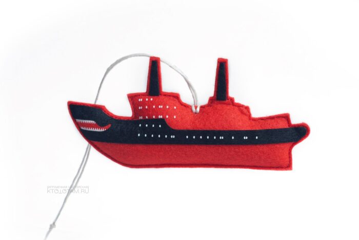 елочная игрушка ручной работы в виде ледокола, игрушка в виде корабля, персонаж на заказ из фетра