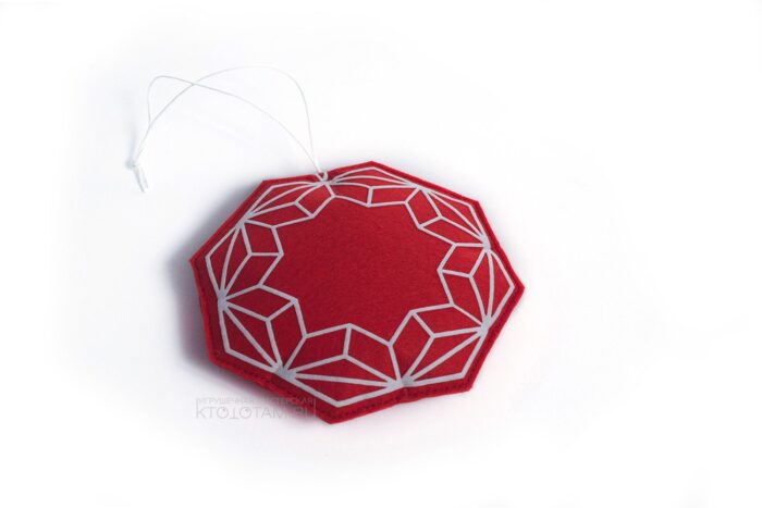 елочная игрушка ручной работы с полигональным узором и местом для нанесения логотипа из фетра на