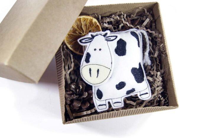 подарок ручной работы бык из фетра в подарочной коробке на заказ оптом с логотипом