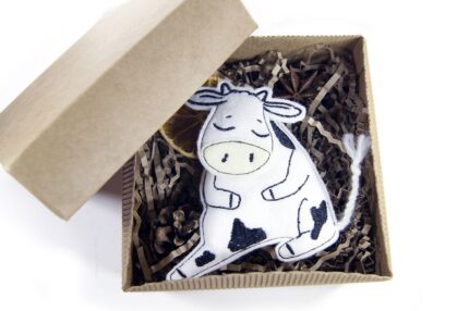 подарок ручной работы символ года быка из фетра в подарочной коробке на заказ оптом с логотипом