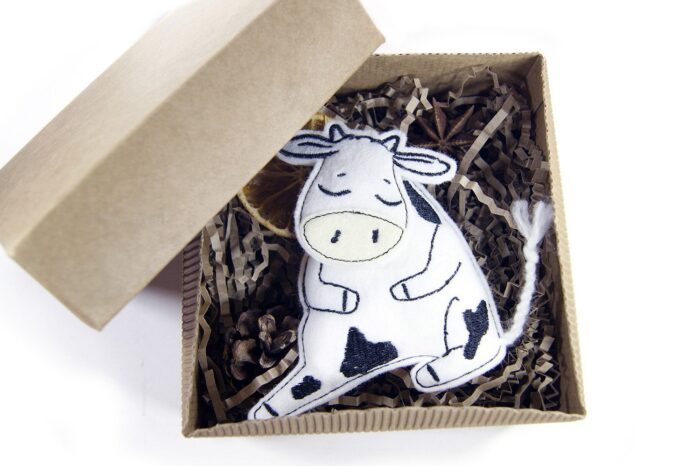 подарок ручной работы символ года быка из фетра в подарочной коробке на заказ оптом с логотипом