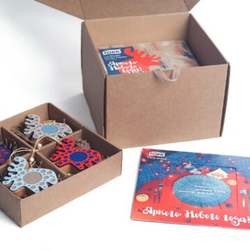 корпоративный подарок на заказ, салфетки, кольца для салфеток, ёлочные игрушки персонажи в коробке с открыткой на заказ с логотипом