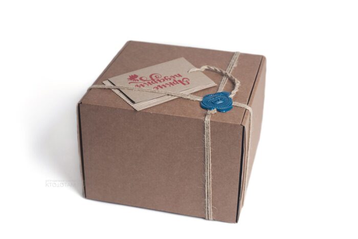 корпоративный подарок на заказ, разработка в индивидуальном стиле, коробка с сургучным штампом с персонажем