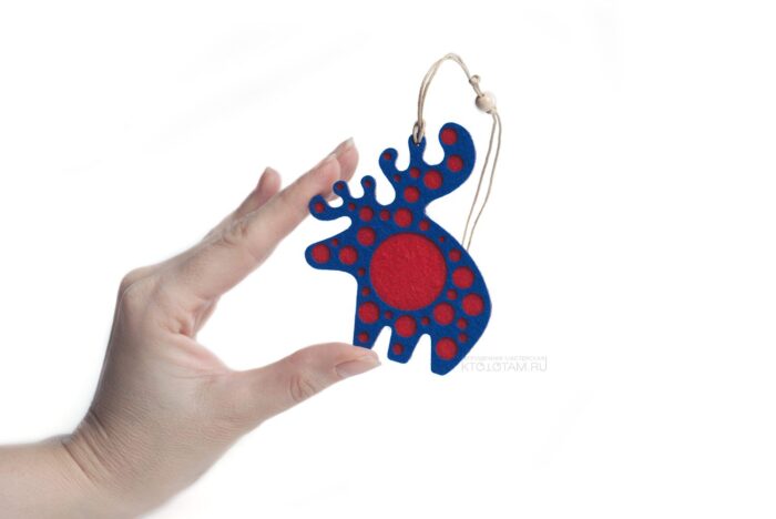 фетровая ёлочная игрушка лось корпоративный персонаж с логотипом на заказ красный с синим