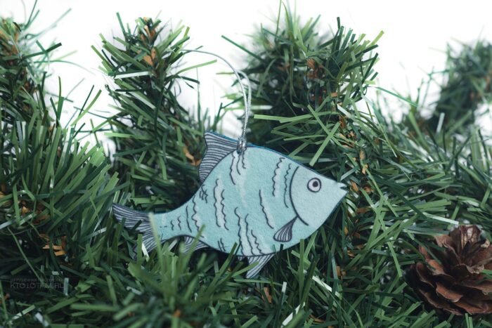 ёлочная игрушка рыба из фетра с запечаткой подарок на новый год оптом на заказ