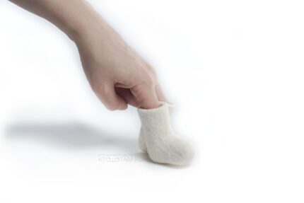 мини-валенки из войлока ручного валяния белые