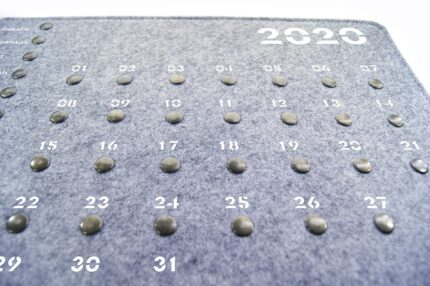 вечный календарь магнитный из фетра с логотипом на заказ серый с белой печатью
