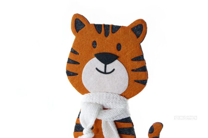 ёлочная игрушка Тигр в шарфике сувенир символ года с логотипом на заказ с аппликацией из фетра
