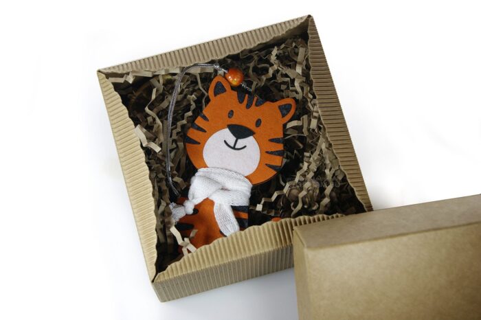 ёлочная игрушка Тигр в шарфике сувенир символ года с логотипом на заказ в подарочной коробке