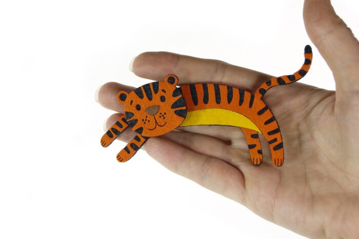 новогодние подарки символы года тигра ёлочные игрушки с логотипом на заказ из фетра