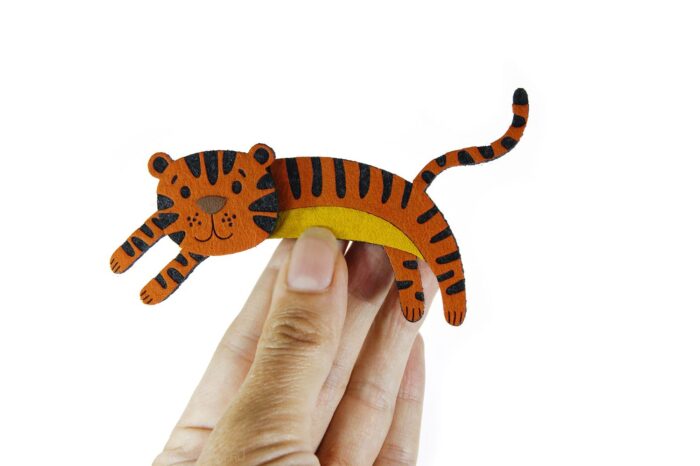 новогодние подарки символы года тигра ёлочные игрушки с логотипом на заказ из фетра