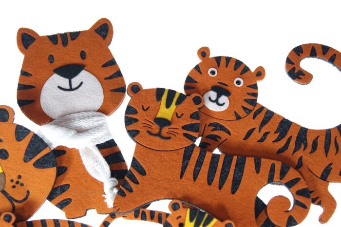фетровый тигр игрушка на ёлку с логотипом на заказ подарок партнёрам