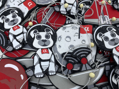 космический набор ёлочных игрушек с персонажем и корпоративными символами, авторские елочные игрушки из фетра по макету заказчика, хенд-мейд подарки из фетра производство на заказ с логотипом