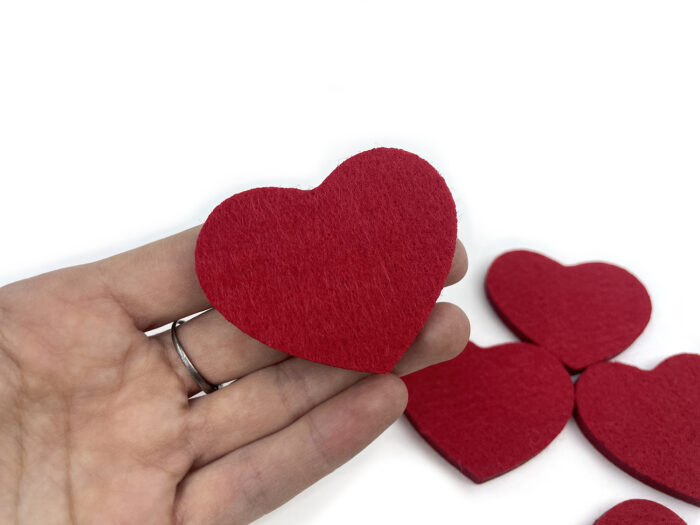 Красная брошка Сердце из войлока с магнитной застежкой , эко подарок в виде сердца