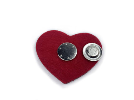 Красная брошка Сердце из войлока с магнитной застежкой , эко подарок в виде сердца