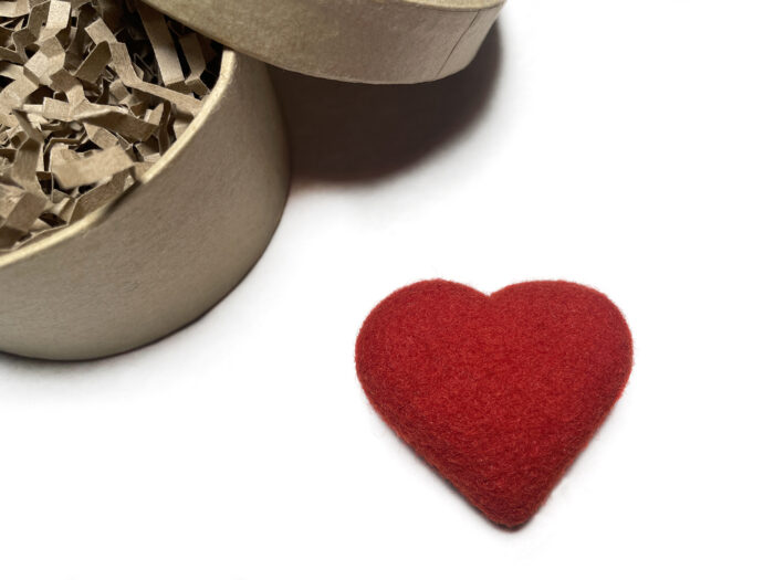 Красная брошка Сердце из войлока (скульптурное валяние), в крафтовой коробке, оригинальные эко подарки