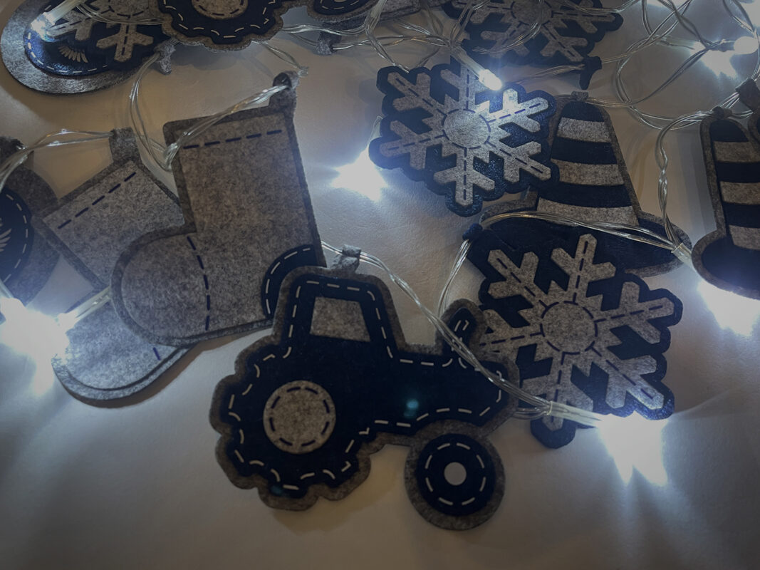 игрушки на новый год войлочные оптом гирлянда светодиодная с синим трактором, мастерская корпоративных подарков, креативные фетровые товары оптом