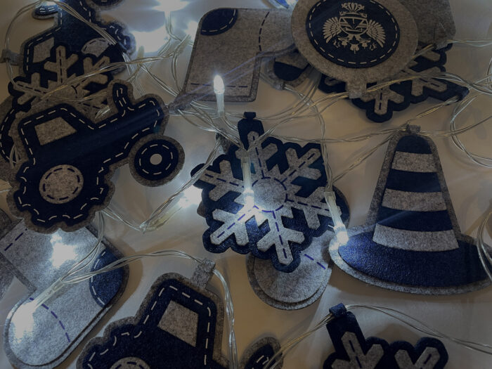 новогодняя атрибутика из фетра оптом гирлянда светодиодная с синим трактором, сувенир 2024, оригинальные сувениры из фетра