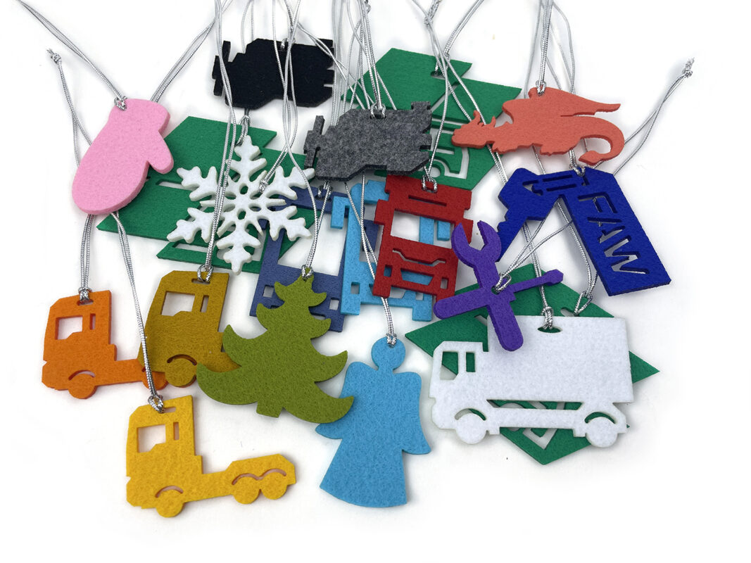 миниатюрные игрушки машинки из фетра для настольной елочки, сувениры в виде машинок, войлочные сувениры коллегам