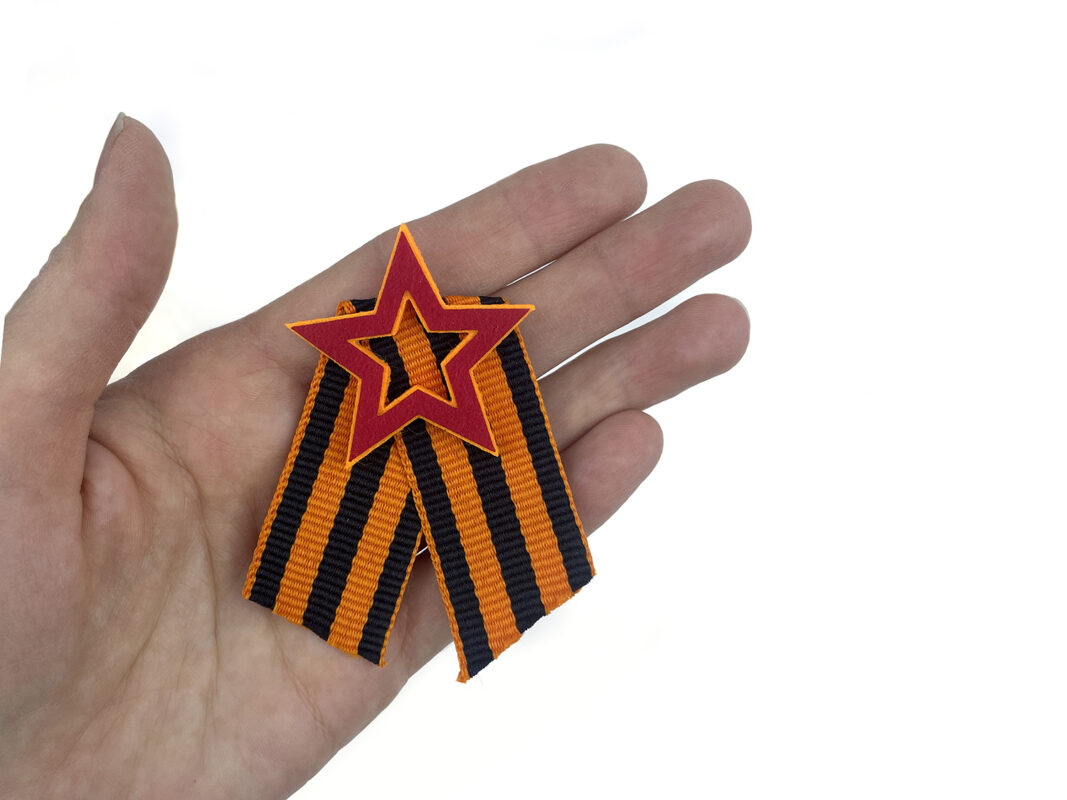 значки из фетра Звезда с георгиевской лентой, символ года оптом на заказ, войлочные сувениры коллегам